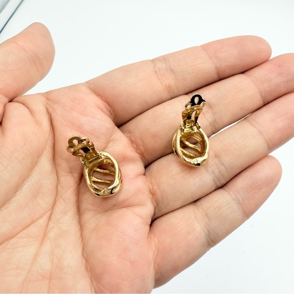 Vintage Gold-Tone Knot Clip On Earrings - Picture 3 of 7